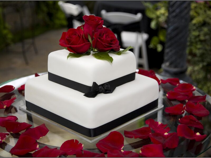 Wedding-cake-red-roses